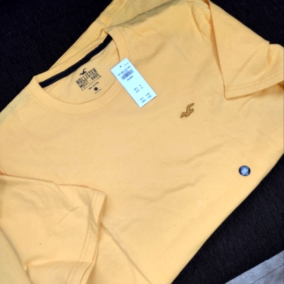 Hollister Must Have Tee - Picture 2 of 5